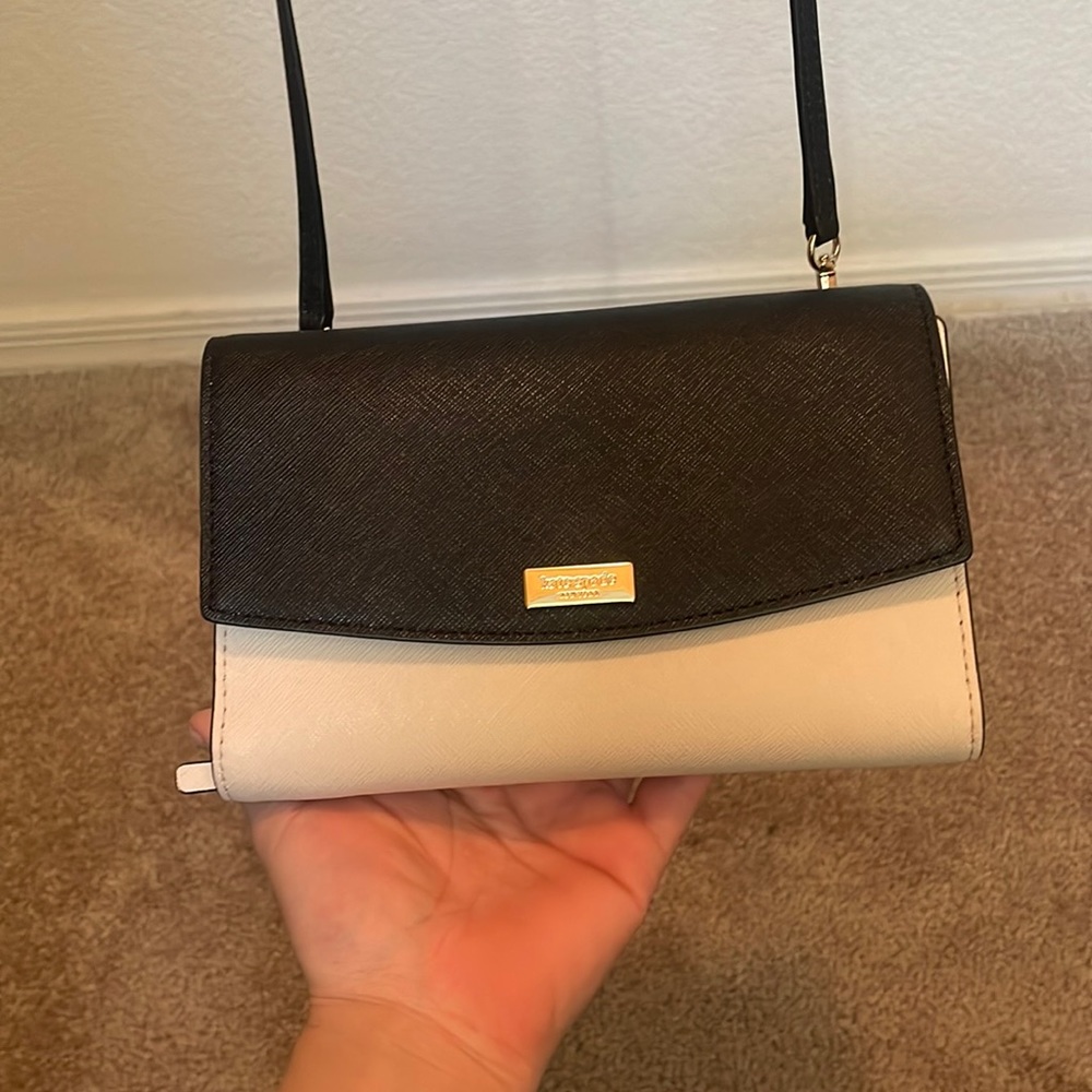 Kate spade crossbody purse in color black and beige brand new just used once